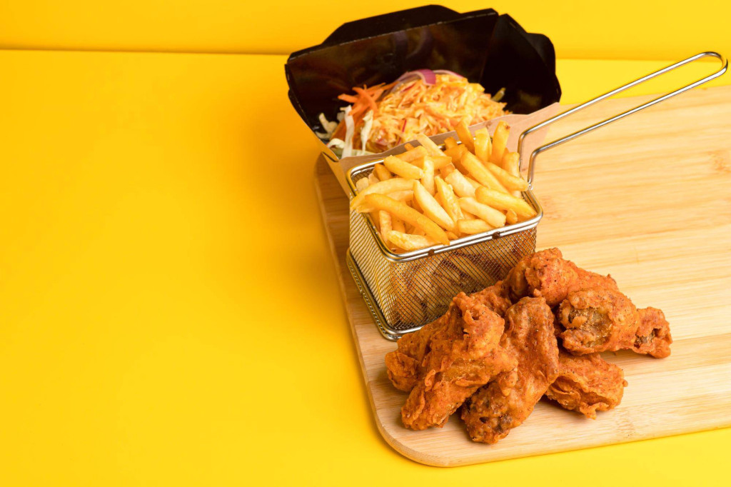 Ile kosztuje kubełek frytek w KFC i czy warto go zamówić?