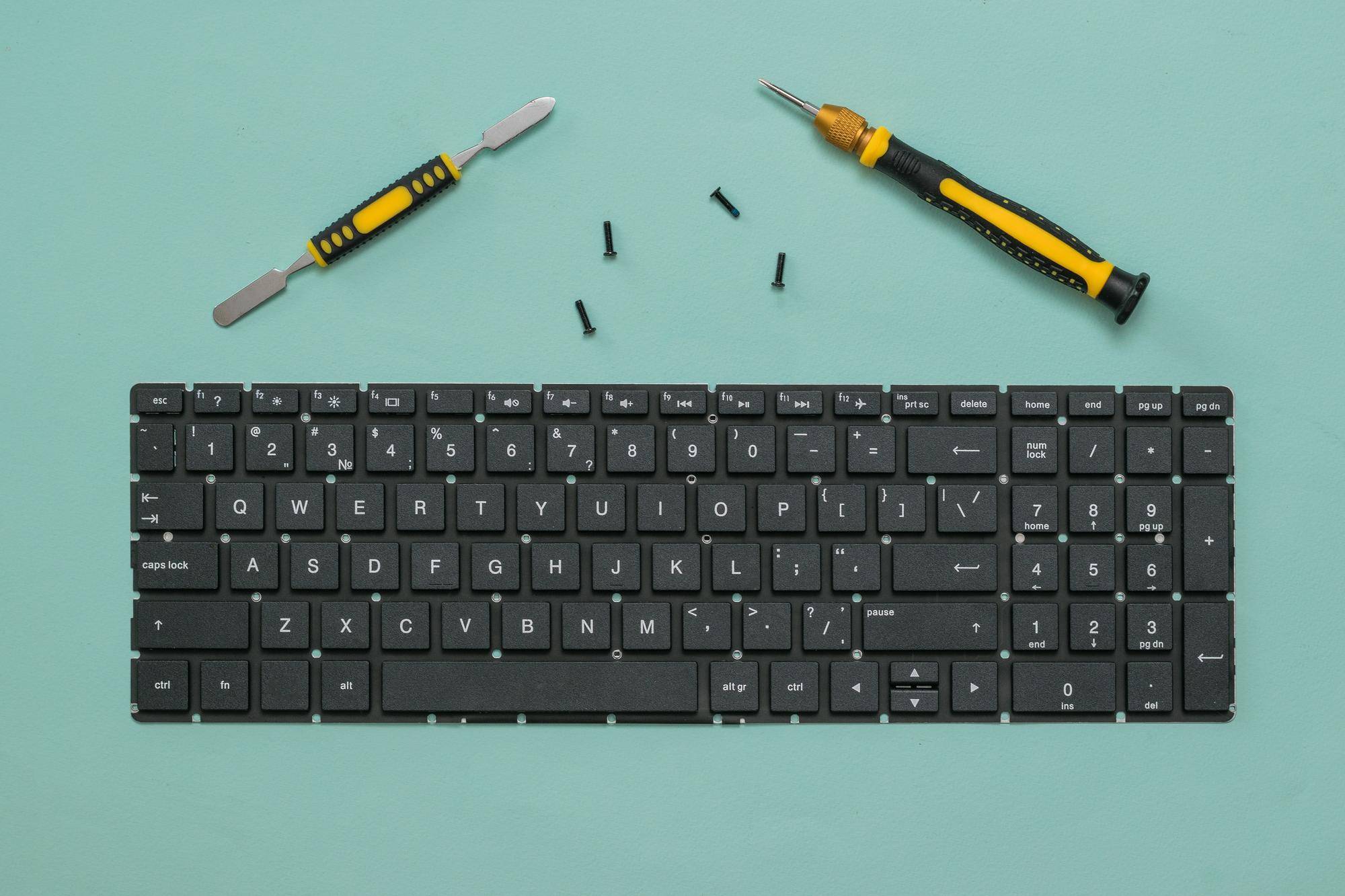 Szybkie rozwiązania niedziałającej klawiatury laptopa które naprawdę działają